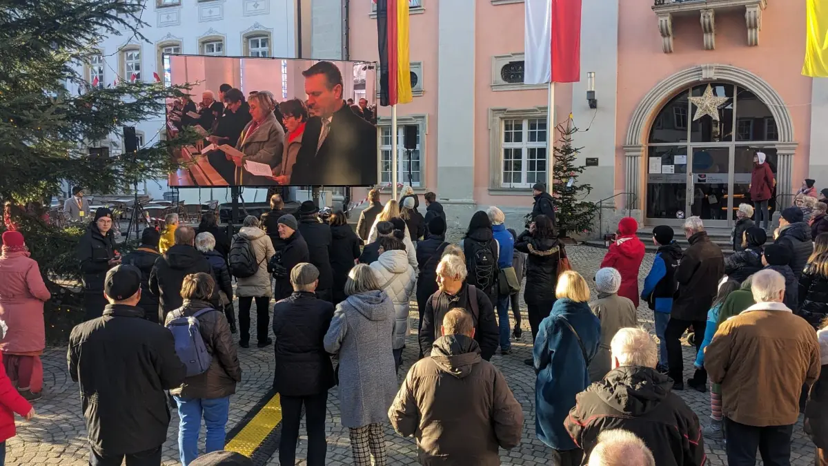 Viele Menschen verfolgen die Weihe per Livestream vorm Dom.