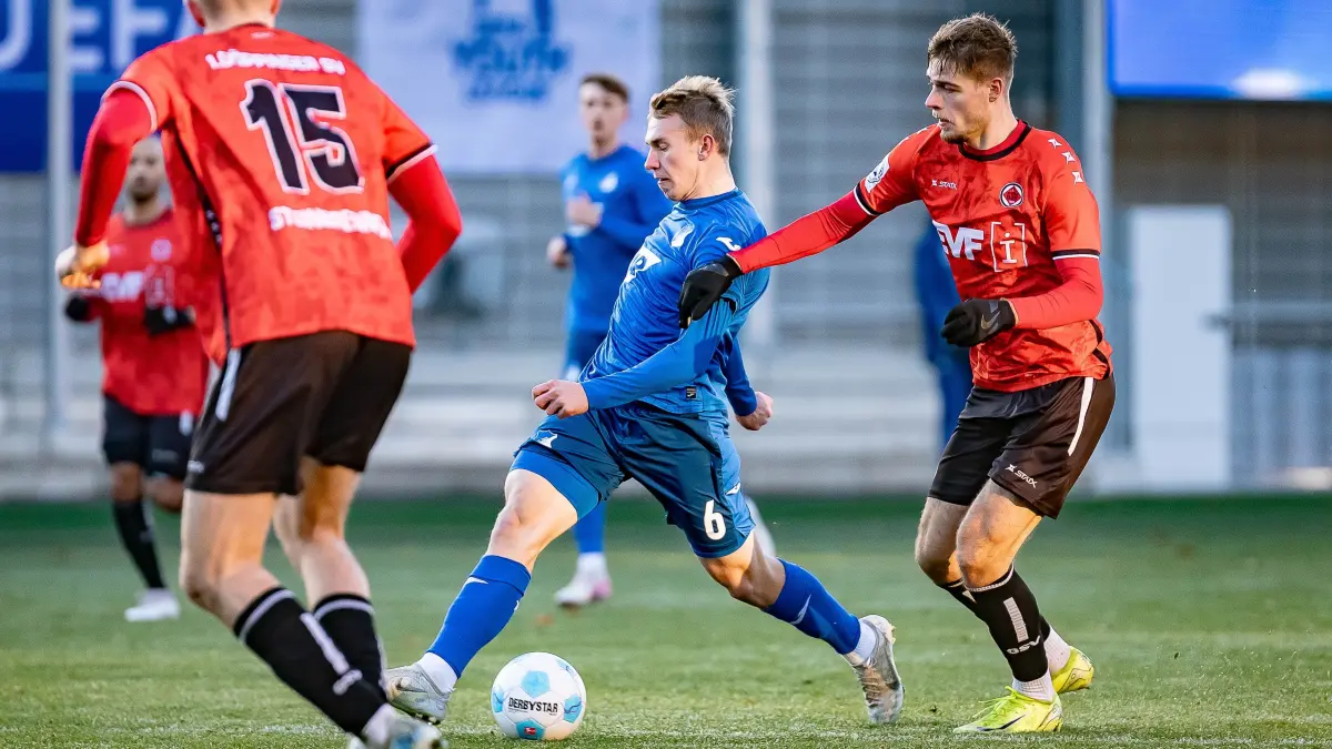 GER, TSG Hoffenheim U23 vs. 1. Goeppinger SV, Fussball, Regionalliga SW, 19. Spieltag, Saison 2024/2025, 01.12.2024: Laufduell zwischen Valentin Laessig (TSG Hoffenheim U23, #06) und Yannik Wolff (1. Goeppinger SV #19),
GER, TSG Hoffenheim U23 vs. 1. Goeppinger SV, Fussball, Regionalliga SW, 19. Spieltag, Saison 2024/2025, 01.12.2024,
DFL REGULATIONS PROHIBIT ANY USE OF PHOTOGRAPHS AS IMAGE SEQUENCES AND/OR QUASI-VIDEO,
Foto: Eibner-Pressefoto/Jani Pless