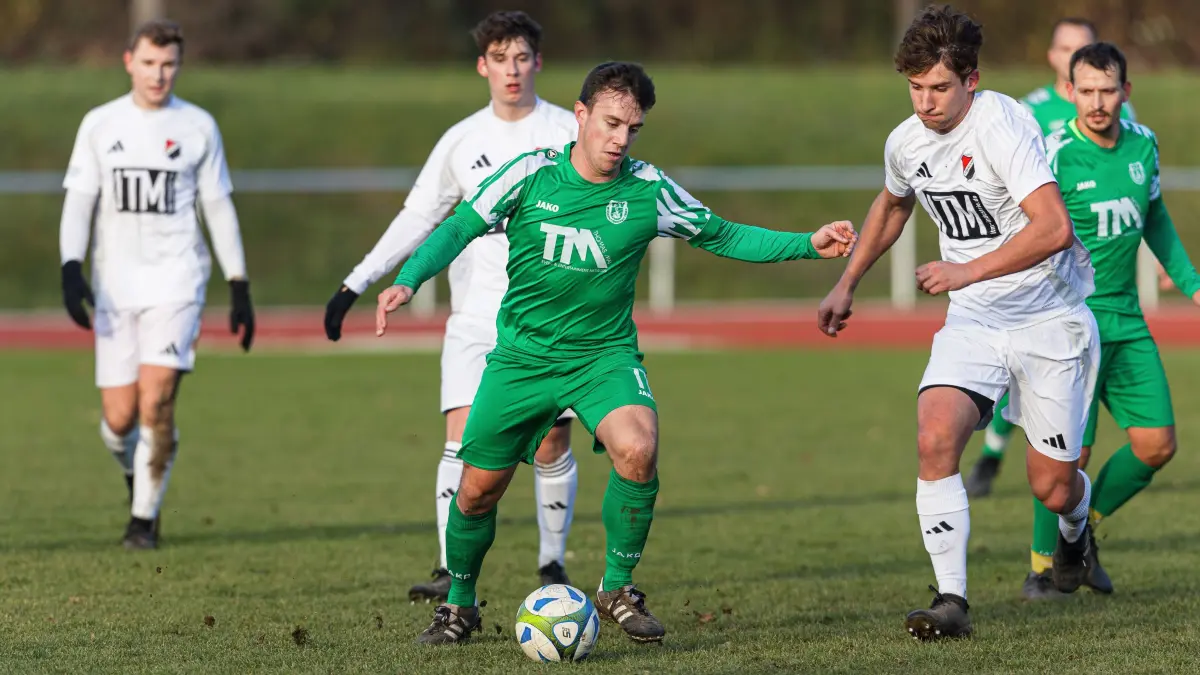 Fußball Kreisliga A3: Fußball Kreisliga A3; FTSV Kuchen - TSV Wäschenbeuren;
Lukas Fuchs (TSV Wäschenbeuren, #11) und Johannes Zaremba (FTSV Kuchen, #9);
01.12.2024; Kuchen.
Foto: Thomas Madel