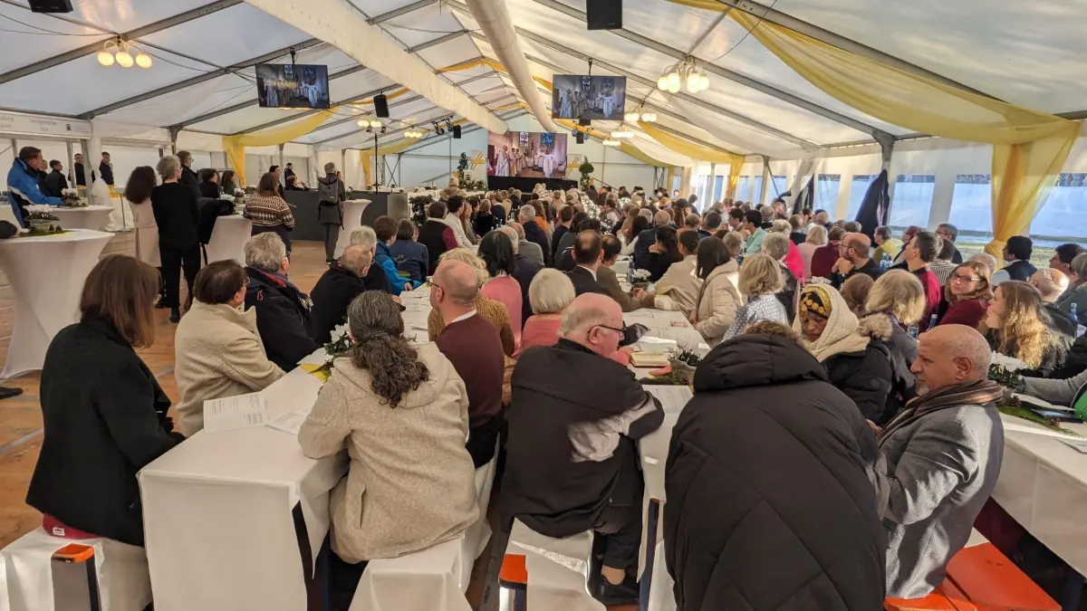 Liveübertragung im Zelt im Bischofspark.