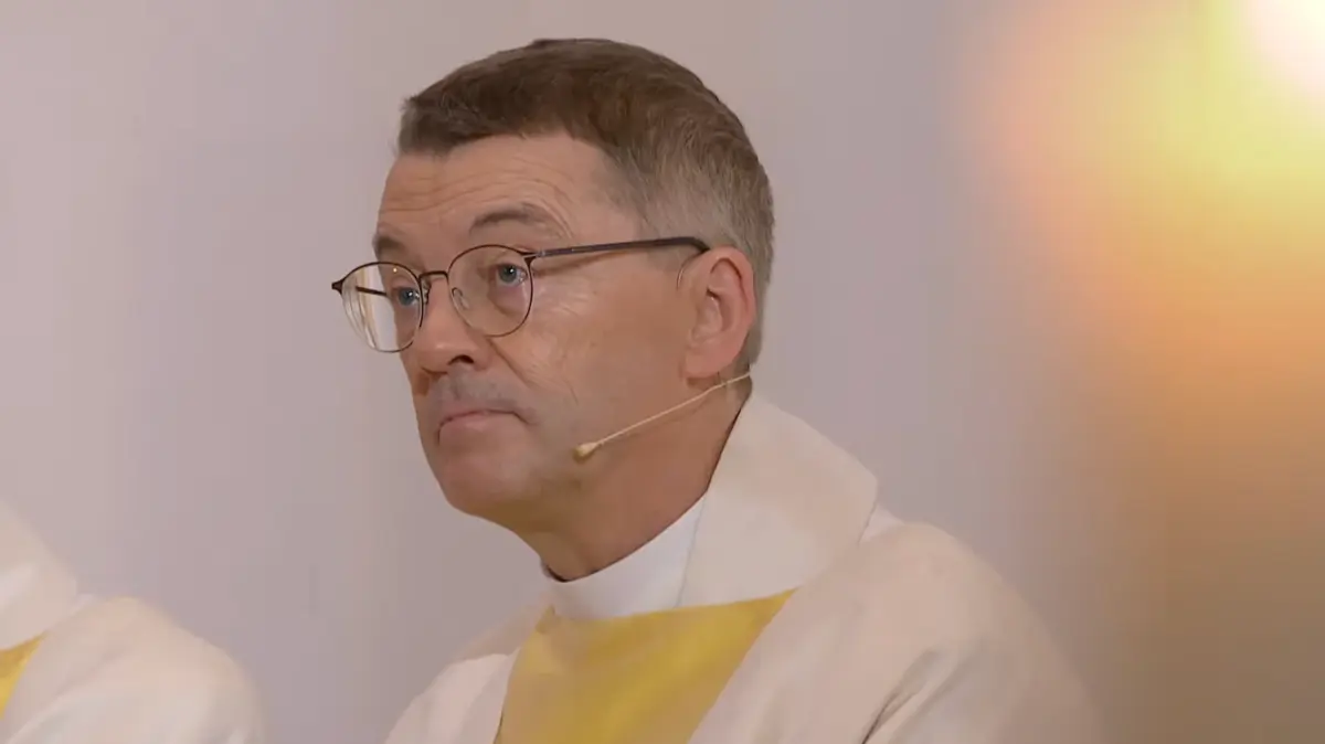 Einblick in den Livestream der Diözese: Klaus Krämer lauscht gespannt den Reden.