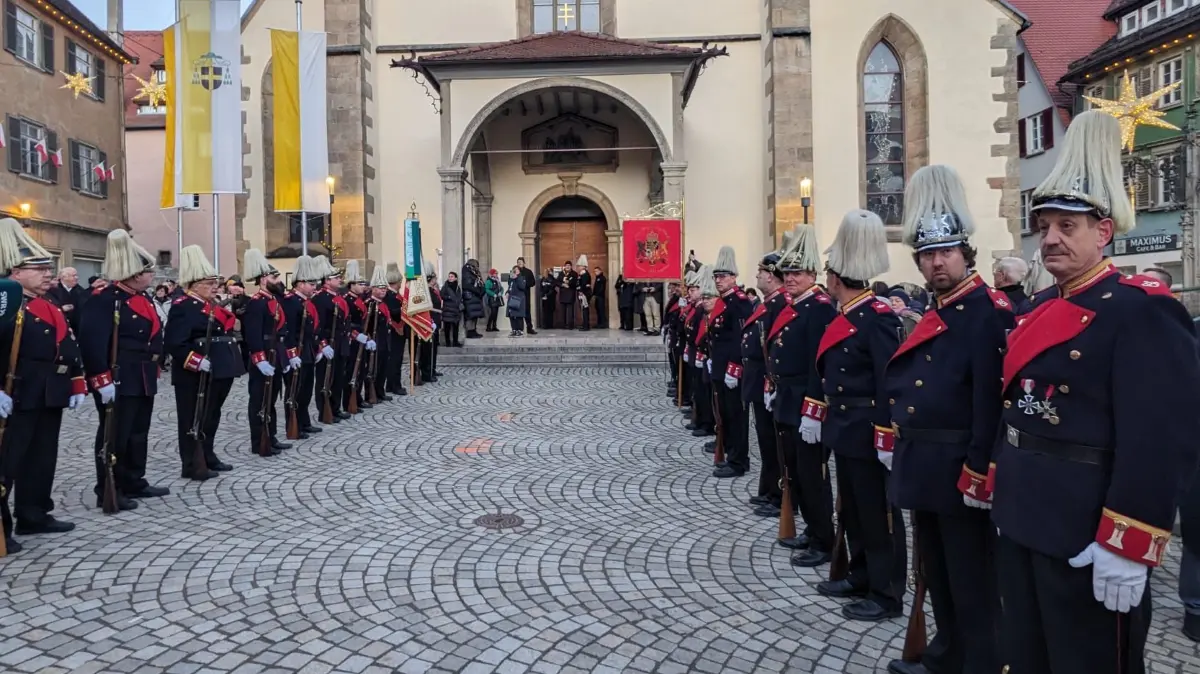 Die Bürgerwache steht vor dem Dom bereit.