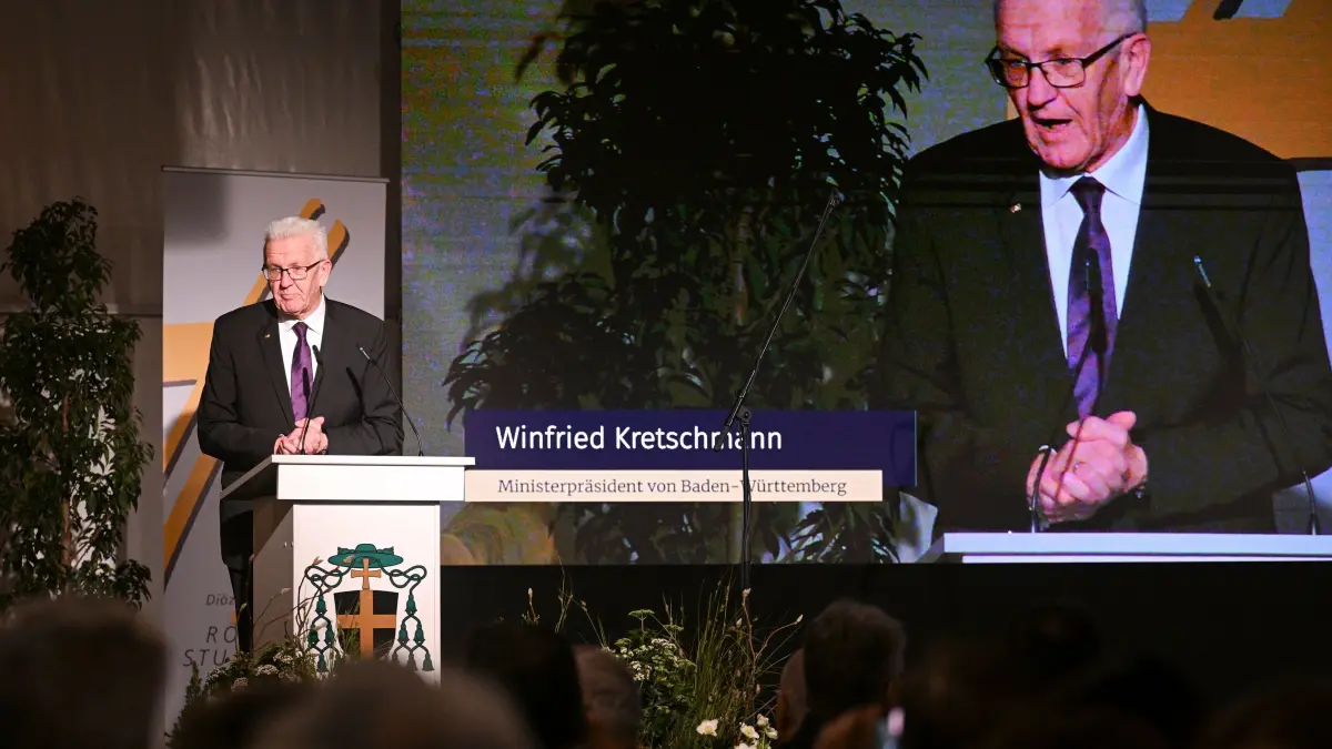 Bischofsweihe von Praelat Dr. Klaus Kraemer (Dioezese Rottenburg - Stuttgart) : Rottenburg (Kreis Tuebingen) 01.12.2024
Bischofsweihe, Begegnungsfest im Park am Bischofshaus:
Ministerpraesident Winfried Kretschmann bei seinem Grusswort
FOTO: Pressefoto ULMER / Markus Ulmer
xxNOxMODELxRELEASExx