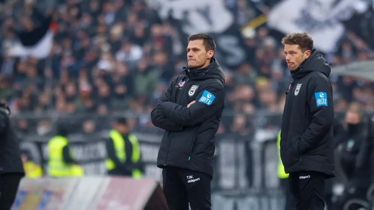 Fußball, SSV Ulm (schwarz): Das war der Auftritt gegen Greuther Fürth (weiß). 14. Spieltag, 2. Bundesliga. Thomas Wörle, Max Knauer.