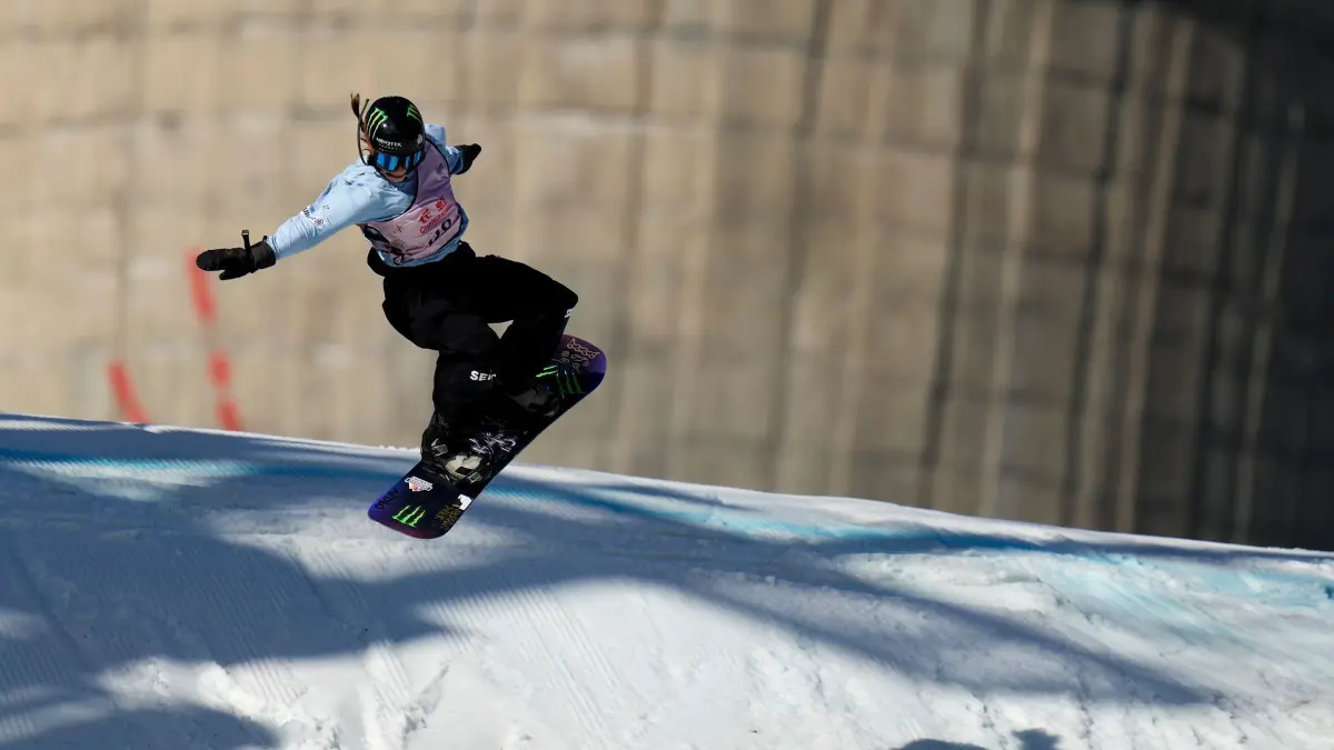 FIS Snowboard & Freeski World Cup 2024 in Peking: 30.11.2024, China, Peking: Annika Morgan aus Deutschland tritt am Samstag, 30. November 2024 in der Qualifikationsrunde des Snowboard Big Air der Damen beim FIS Snowboard & Freeski World Cup 2024 im Shougang Park in Peking an. Foto: Andy Wong/AP/dpa +++ dpa-Bildfunk +++