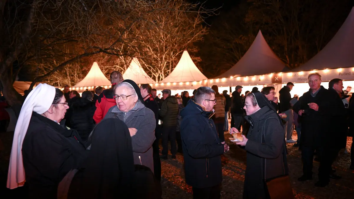 Bischofsweihe von Praelat Dr. Klaus Kraemer (Dioezese Rottenburg - Stuttgart) : Rottenburg (Kreis Tuebingen) 01.12.2024
Bischofsweihe,
Gaeste beim Begegnungsfest im Park am Bischofshaus
FOTO: Pressefoto ULMER / Markus Ulmer
xxNOxMODELxRELEASExx