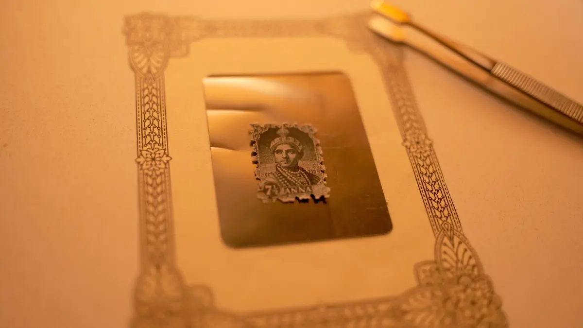 Grit Hartmann findet eine Briefmarke im Toupet eines Toten, mit der sie ihre Schulden begleichen könnte.