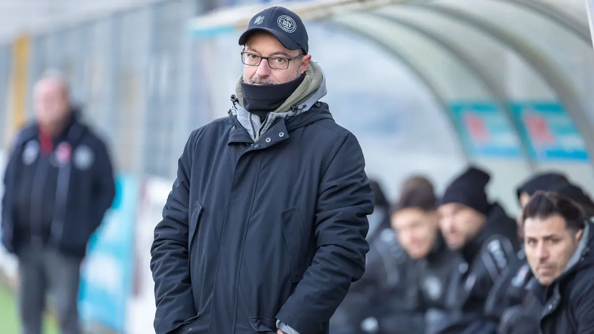 GER, TSG Hoffenheim U23 vs. 1. Goeppinger SV, Fussball, Regionalliga SW, 19. Spieltag, Saison 2024/2025, 01.12.2024: Portrait Gianni Coveli (1. Goeppinger SV, Chef-Trainer) frontal im Wintermantel,
GER, TSG Hoffenheim U23 vs. 1. Goeppinger SV, Fussball, Regionalliga SW, 19. Spieltag, Saison 2024/2025, 01.12.2024,
DFL REGULATIONS PROHIBIT ANY USE OF PHOTOGRAPHS AS IMAGE SEQUENCES AND/OR QUASI-VIDEO,
Foto: Eibner-Pressefoto/Jani Pless