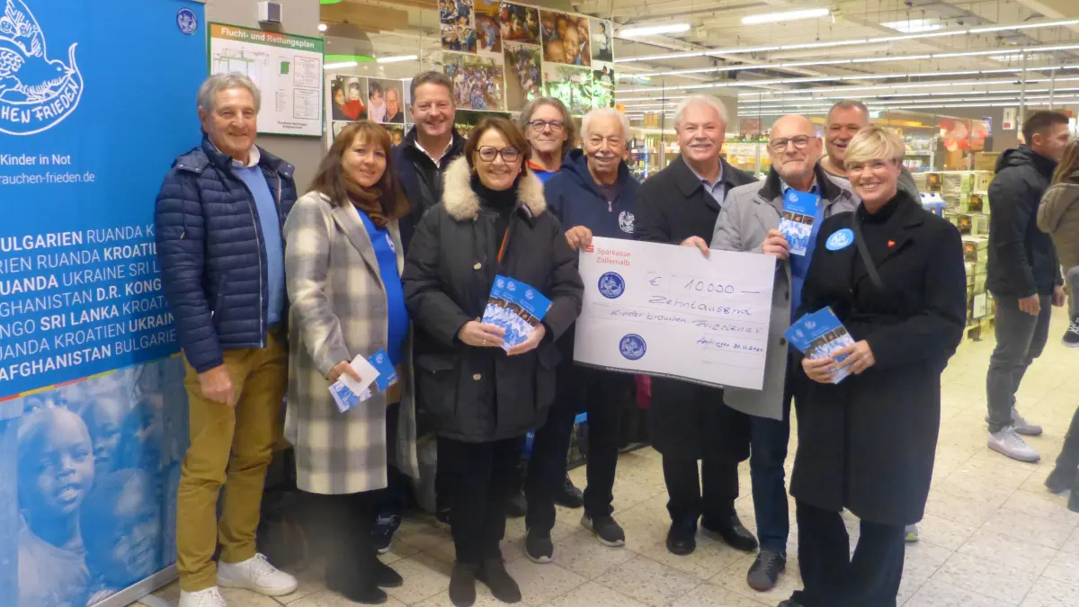 Ein Großaufgebot an Mitstreitern des Vereins „Kinder brauchen Frieden“ sowie Politiker, die die Schirmherrschaft übernommen haben, waren am Samstag bei der Spendenübergabe der Reinhold-Beitlich-Stiftung im Hechinger Kaufland dabei (von links): Hubert Haizmann, Esther Alesy, Bürgermeister Philipp Hahn, Staatsministerin a. D. Annette Widmann-Mauz, Jürgen Fischer, Hubert Rapp, Hubert Bosch, Verkehrsminister Winfried Hermann, Jürgen Müller und die Landtagsabgeordnete Cindy Holmberg.