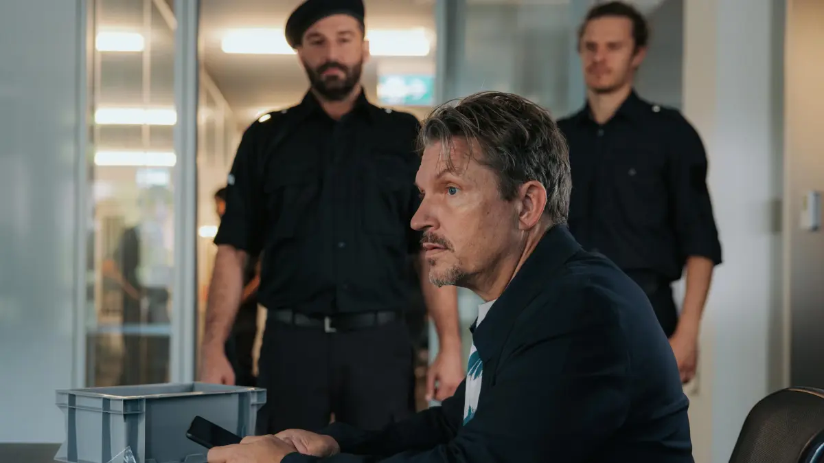Lars (Hardy Krüger junior) wird von der Polizei festgenommen.
