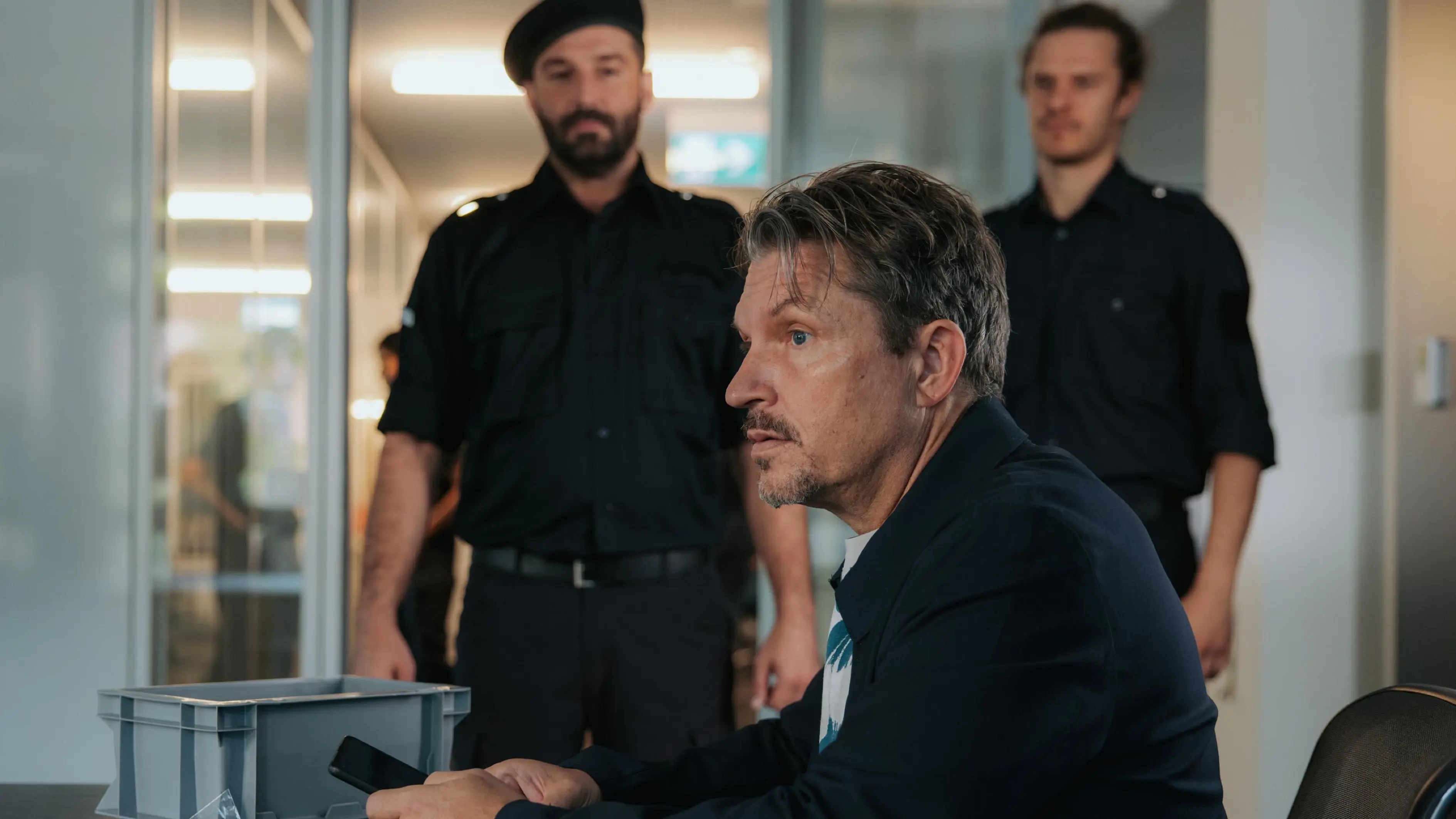 Lars (Hardy Krüger junior) wird von der Polizei festgenommen.