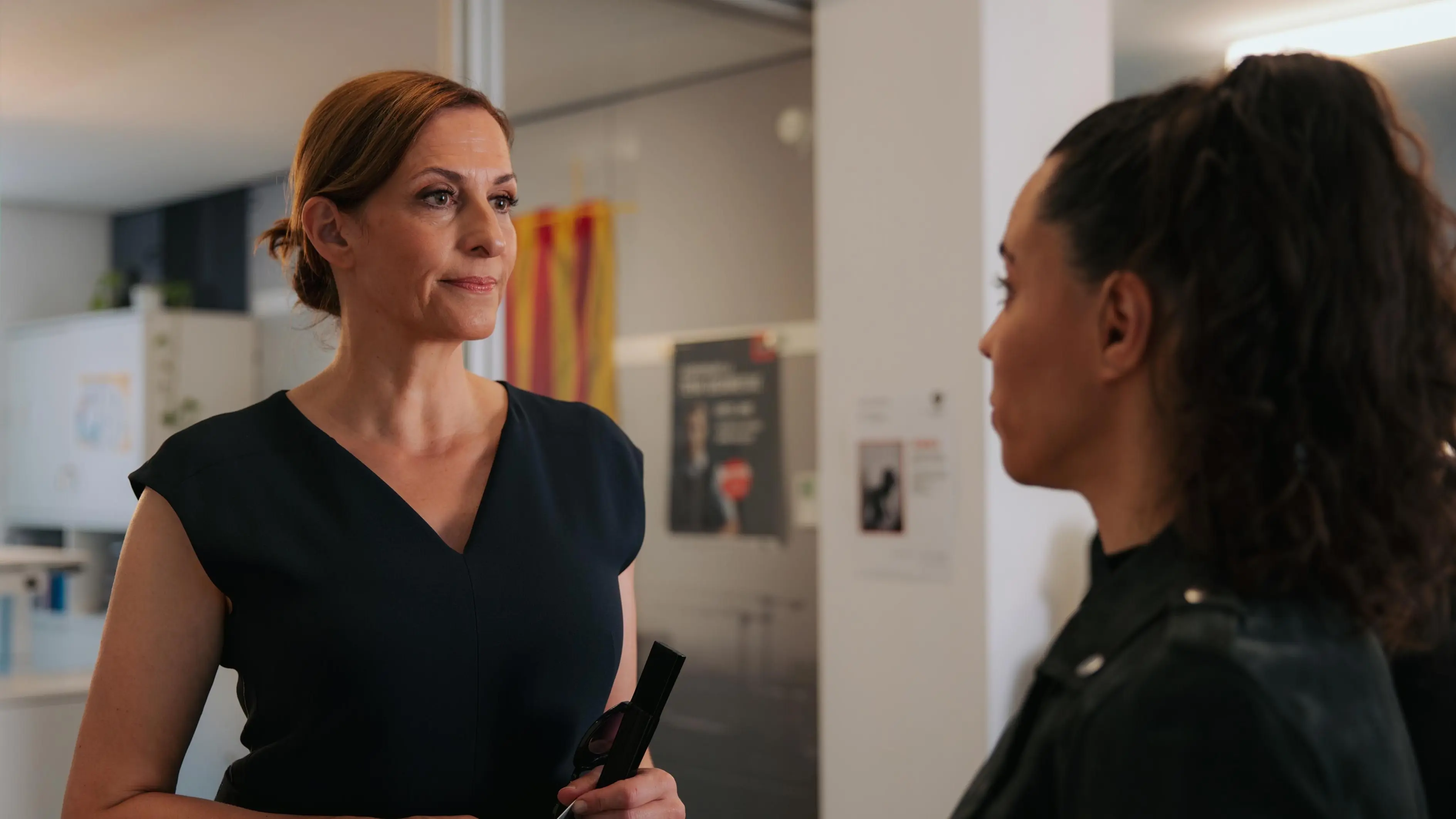 Katrin (Ulrike Frank, l.) muss befürchten sich jede Menge Ärger eingehandelt zu haben, als sie von einer spanischen Polizistin (Ana Isabel Mena) verhört wird.