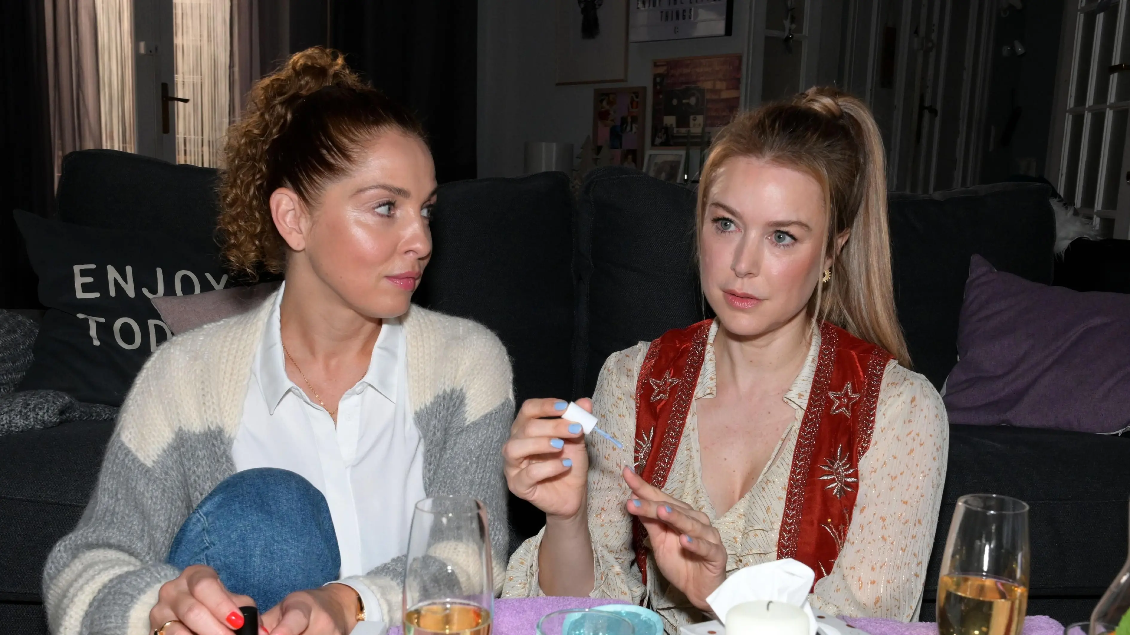 Nina (Maria Wedig, l.) weiß, dass Jessica (Nina Ensmann) mit finanziellen Problemen zu kämpfen hat.