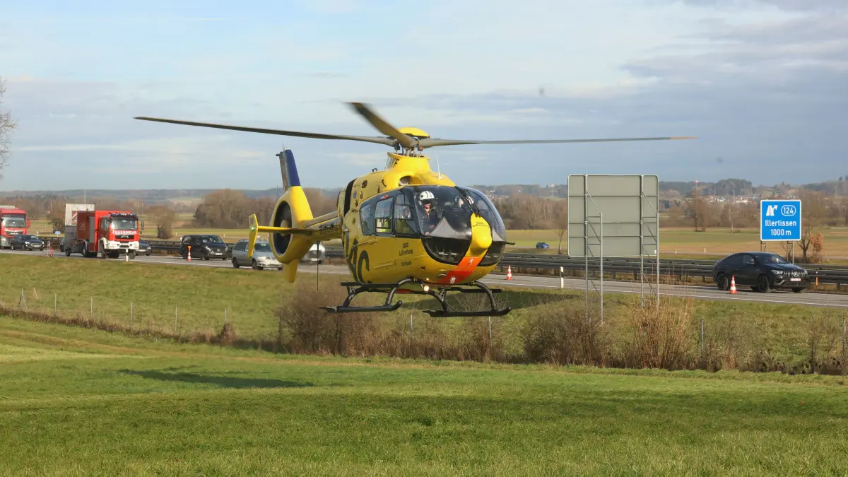 Rettungshubschrauber nach Unfall auf der A7 bei Illertissen im Einsatz