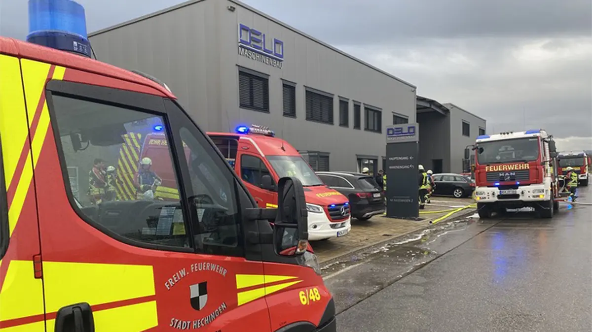 Drei Dutzend Feuerwehrleute aus Hechingen und Sickingen rückten am Montagmittag zu einem Brand im Gewerbegebiet Nasswasen aus.