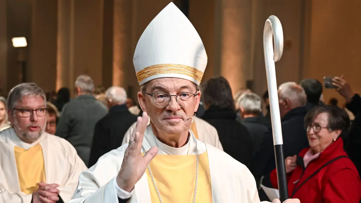 Bischofsweihe von Praelat Dr. Klaus Kraemer (Dioezese Rottenburg - Stuttgart) : Rottenburg (Kreis Tuebingen) 01.12.2024
Bischofsweihe, Auszug nach dem Festgottesdienst im Rottenburger Dom;
Bischof Dr. Klaus Kraemer (Mitte) 12. Bischof der Dioezese Rottenburg - Stuttgart
FOTO: Pressefoto ULMER / Markus Ulmer
xxNOxMODELxRELEASExx