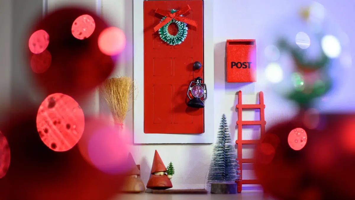 Eine Wichteltür mit eigenem Postkasten in einer Wohnung: ARCHIV - Nachhaltiger Advent mit KI: Mit einer interaktiven Weihnachtswichtel-Geschichte kann man Kinder täglich mit Überraschungen und Aufgaben begeistern. (zu dpa: «Entspannt durch den Advent: Nachhaltige Wichtel-Magie mit KI») Foto: Hendrik Schmidt/dpa/dpa-mag - Honorarfrei nur für Bezieher des Dienstes dpa-Magazin +++ dpa-Magazin +++
