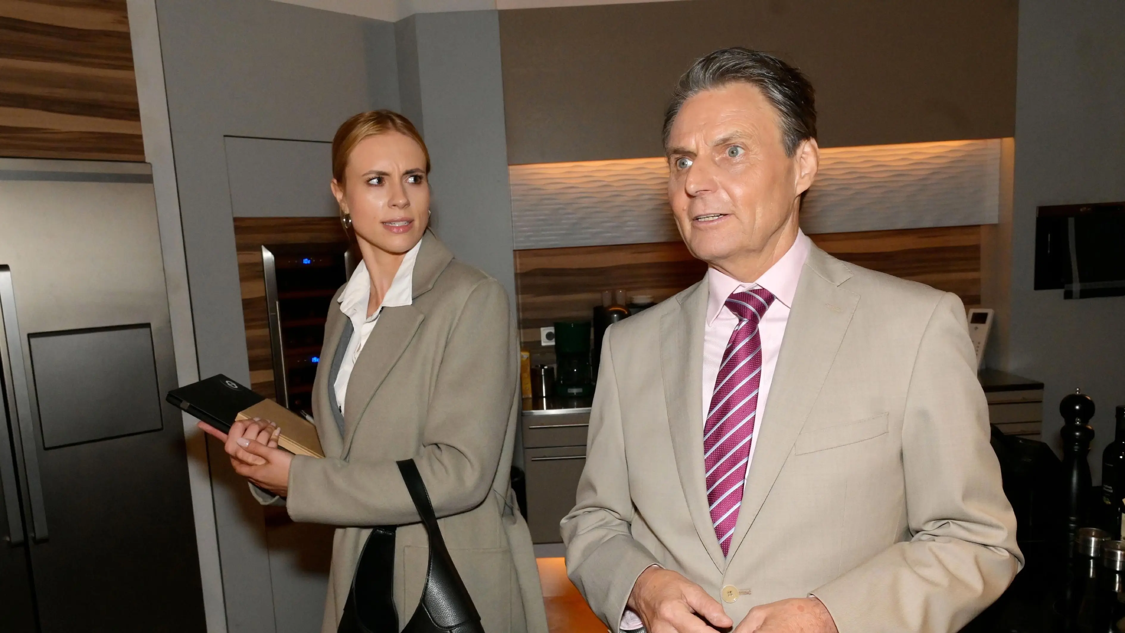 Zoe (Lara Dandelion Seibert) hat es auf Jo Gerner (Wolfgang Bahro) und seine Bank abgesehen.