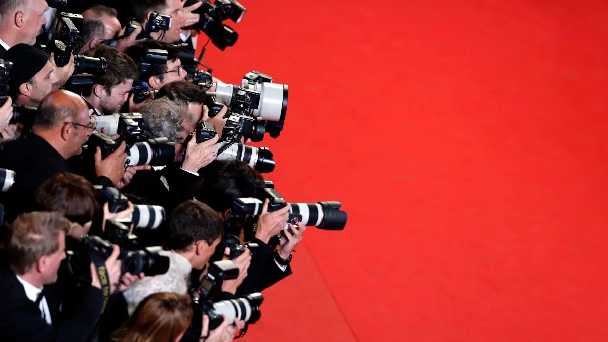 Presse und Journalisten warten beim roten Teppich auf Stars und Sternchen.