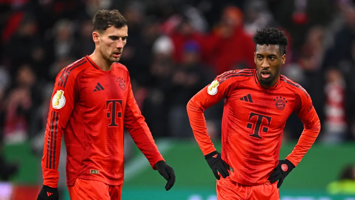 Bayern München - Bayer Leverkusen: 03.12.2024, Bayern, München: Fußball, DFB-Pokal, FC Bayern München - Bayer 04 Leverkusen, Achtelfinale, Allianz Arena, Münchens Leon Goretzka (l) und Kingsley Coman stehen auf dem Platz. WICHTIGER HINWEIS: Gemäß den Vorgaben der DFL Deutsche Fußball Liga bzw. des DFB Deutscher Fußball-Bund ist es untersagt, in dem Stadion und/oder vom Spiel angefertigte Fotoaufnahmen in Form von Sequenzbildern und/oder videoähnlichen Fotostrecken zu verwerten bzw. verwerten zu lassen. Foto: Tom Weller/dpa +++ dpa-Bildfunk +++