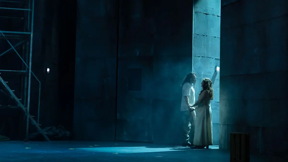 Otello
Inszenierung Christian Poewe
Ausstattung Tanja Hofmann
Licht Johannes Grebing, Kai Pflüger
Mit
Rodrigo Porras Garulo Aldo Di Toro (Otello) Dae-Hee Shin (Jago) Markus Francke (Cassio) Joshua Spink (Rodrigo) Cornelius Burger (Lodovico) Martin Gäbler (Montano) Maryna Zubko (Desdemona) I-Chiao Shih (Emilia)
Theater Ulm