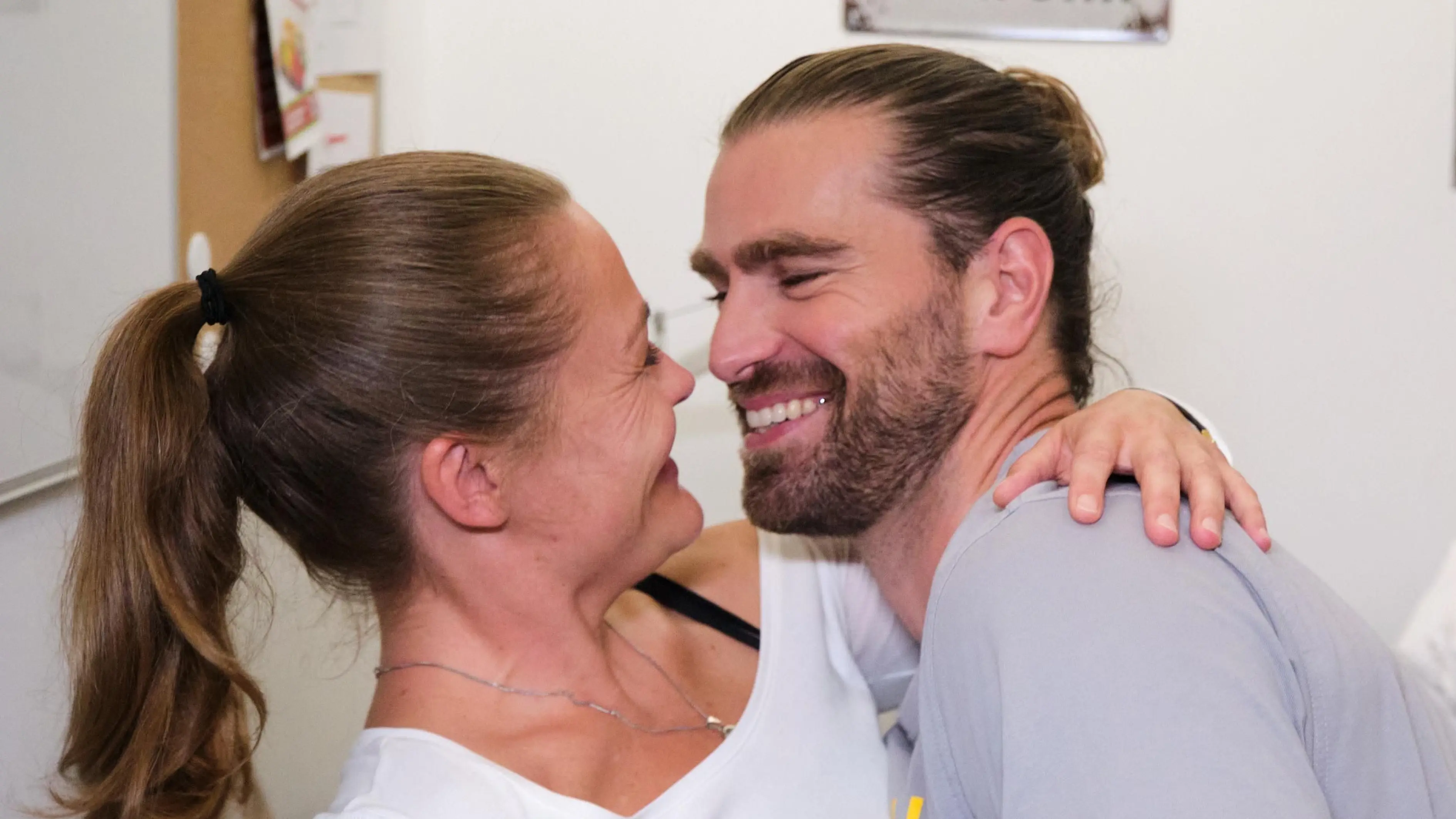 Nadine (Floriane Eichhorn) wird von Henrys (Maxim Agne) plötzlichem Leidenschaftsausbruch überrumpelt.