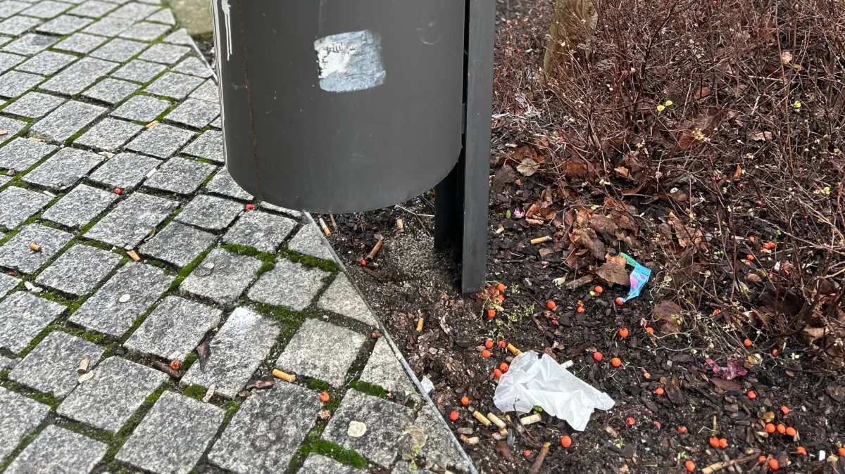 Müll liegt neben dem Mülleimer