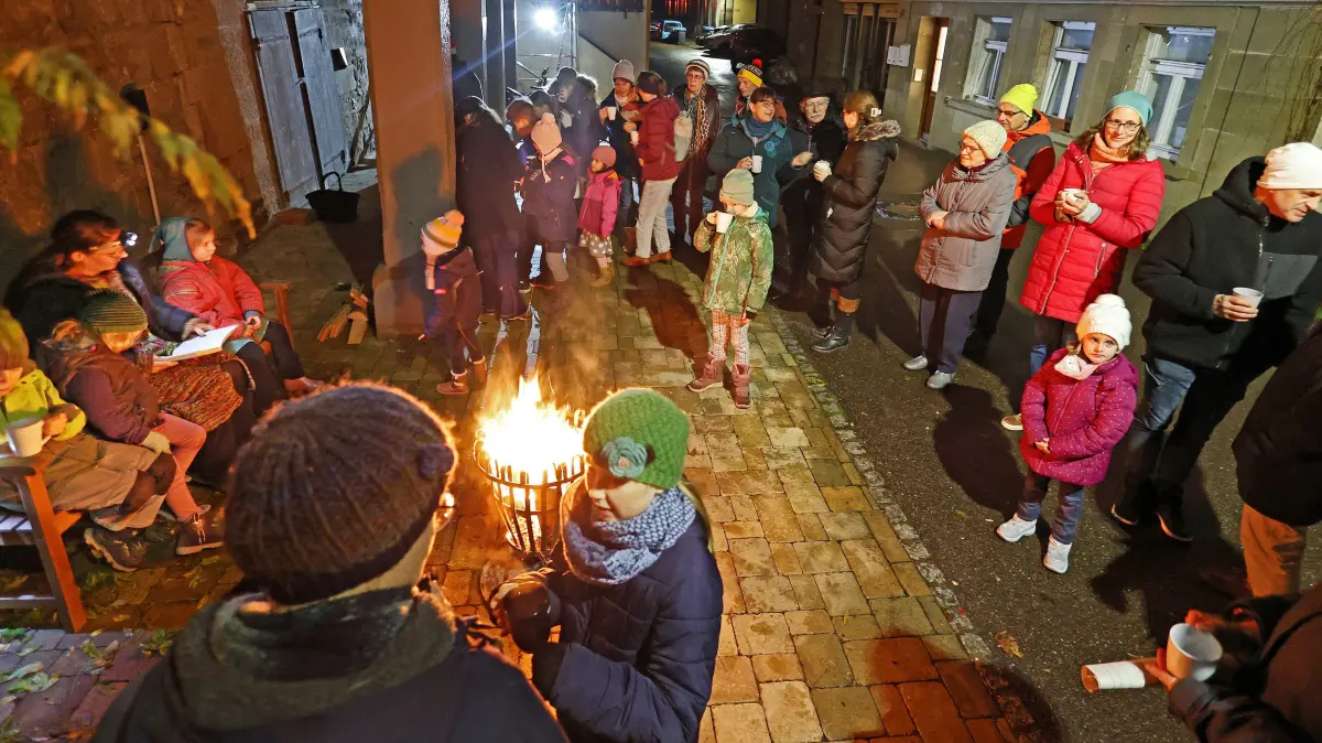 Lebdendiger Adventskalender in Steinbach 2024 - Zoe Seidel liest in der Neustetterstraße eine Geschichte von Astrid Lindgren. Evangelischer Kirchenbezirk Steinbach-Tullau