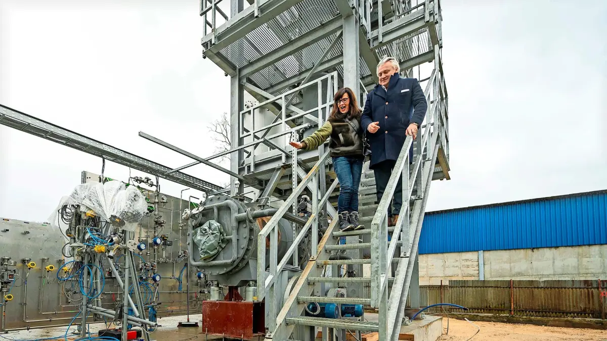 Zum Richtfest des Ebersbacher Wasserstoff-Projekts lassen ETG-Geschäftsführerin Beate Schwarz und Harald Mayer, der Gründer von GHT, eine Flasche Sekt springen.