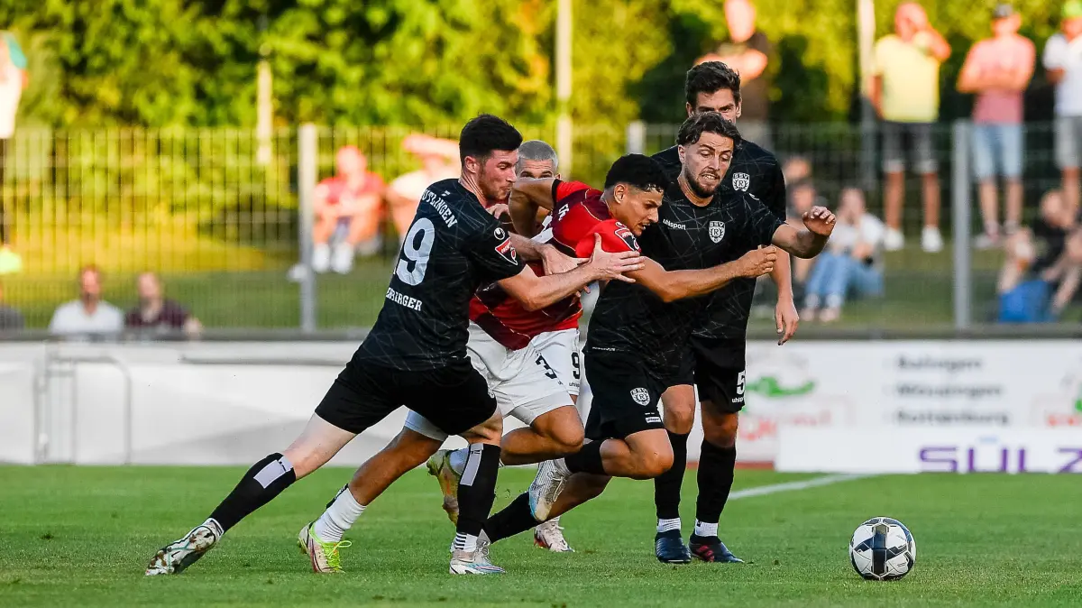 Oberliga-Derby und das letzte Spiel des Jahres: TSG-Stürmer Halim Eroglu (2. v. li.) im Duell mit der Abwehrriege des SSV Reutlingen. Am Samstag tritt Balingen im Kreuzeichestadion an.