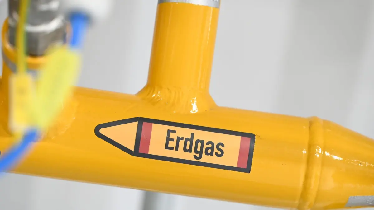 23.06.2022, Baden-Württemberg, Öhringen: Der Hinweis Erdgas ist an einem Rohr in einem Verteilzentrum angebracht. Der Verteilnetzbetreiber Netze BW geht mit einem Pilotprojekt zur Gasversorgung mit fast einem Drittel Wasserstoff in eine entscheidende Phase. Im Juli soll ein Teil des Erdgasnetzes in Öhringen abgetrennt und eigenständig versorgt werden. Foto: Bernd Weißbrod/dpa +++ dpa-Bildfunk +++