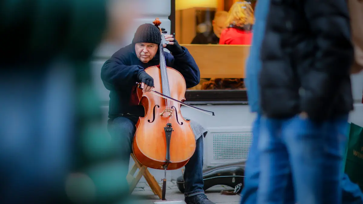 Der Mann mit dem Cello: Weißrussischer Straßenmusiker ist nach vier Jahren zurück in Ulm