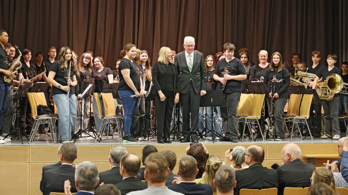 Ministerpräsident Winfried Kretschmann besucht den Landkreis Schwäbisch Hall. Bürgerempfang in der Mehrzweckhalle Wolpertshausen. Orchester der Eichendorffschule Crailsheim