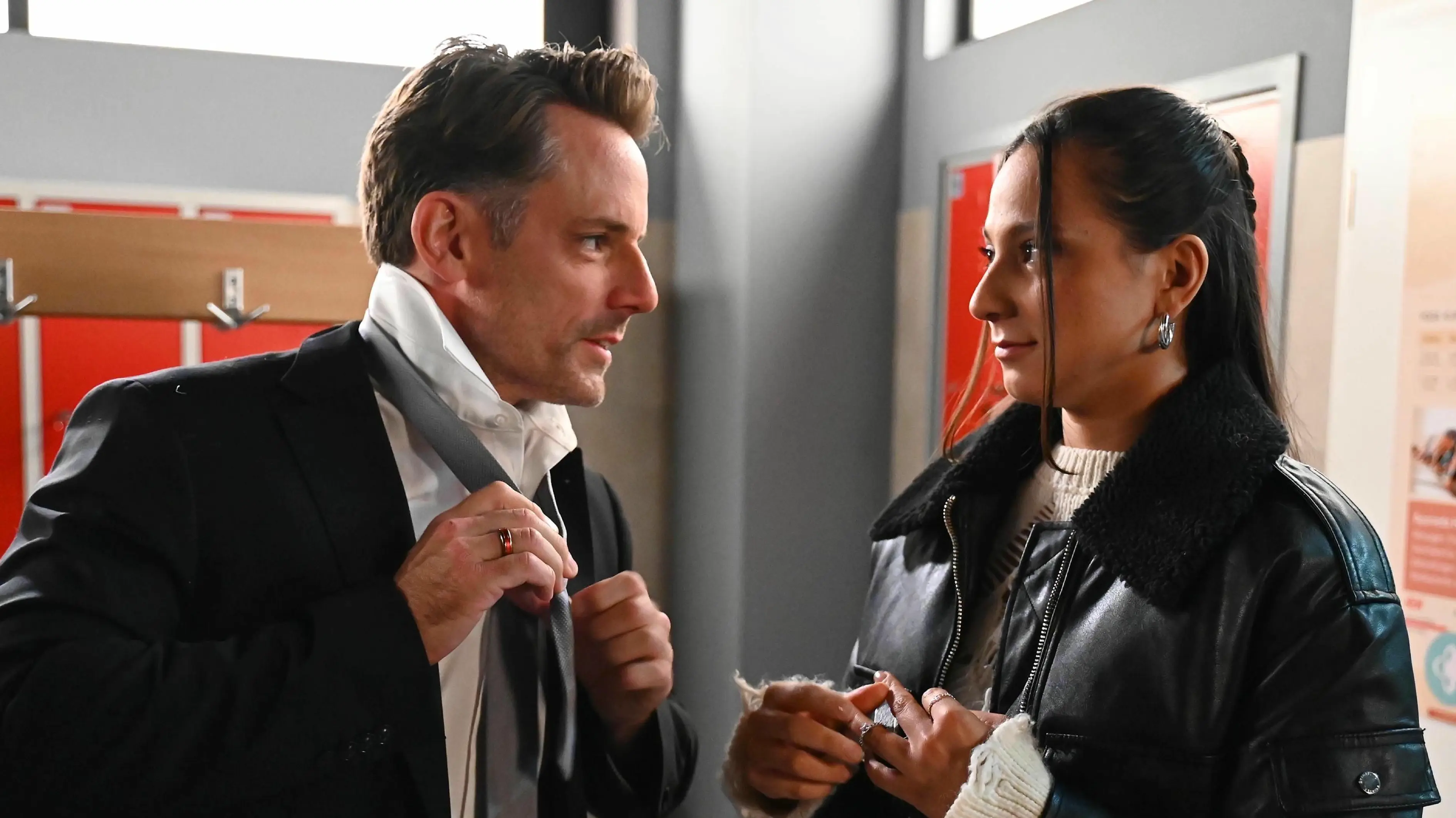 Justus (Matthias Brüggenolte) hat eine heimliche Affäre mit Charlie (Shaolyn Fernandez).