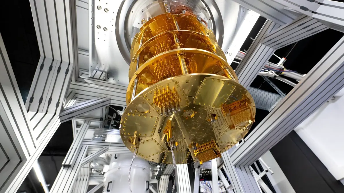 Quantenrechner „Euro-Q-Exa“: 05.12.2024, Bayern, München: Ein im Aufbau befindlicher Quantencomputer des Start-ups IQM Germany steht in einem Rechenzentrum. IQM baut den europäischen Quantenrechner Euro-Q-Exa für das Leibniz-Rechenzentrum (LRZ). Die Anschaffung des Quantensystems Euro-Q-Exa am LRZ sichert dem Freistaat eine führende Stellung bei Quantentechnologie in Europa. Foto: Sven Hoppe/dpa +++ dpa-Bildfunk +++