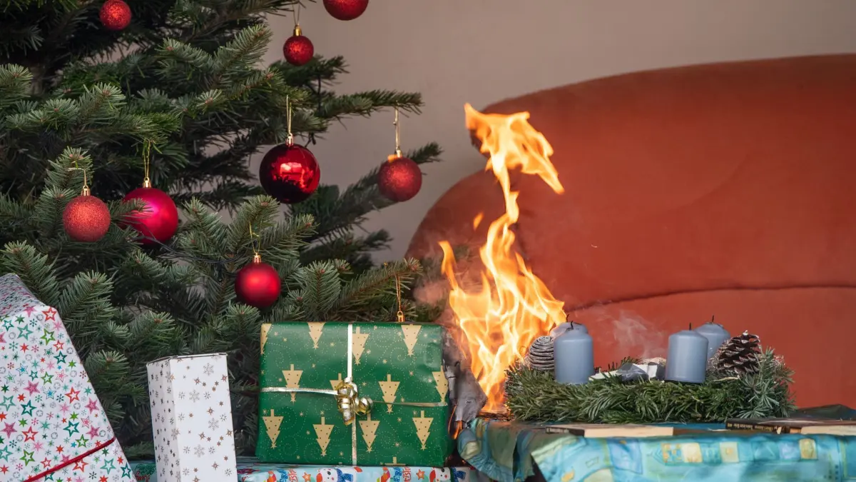 Brandgefahr in der Adventszeit: ARCHIV - Schäden an beweglichen Gegenständen, wie Möbeln oder Weihnachtsgeschenken, sind bei Beschädigung durch Feuer oder Löschwasser von der Hausratversicherung gedeckt. (zu dpa: «Brandschaden zur Weihnachtszeit: Welche Versicherung zahlt?») Foto: Zacharie Scheurer/dpa-mag - Honorarfrei nur für Bezieher des Dienstes dpa-Magazin +++ dpa-Magazin +++