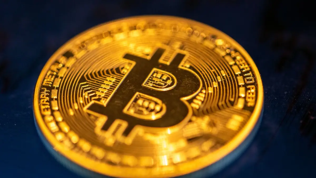 ARCHIV - 24.01.2022, Berlin: Eine Bitcoin-Münze liegt auf einem Bildschirm. (Zu dpa "Gefälschte Mitteilung der Börsenaufsicht zu Bitcoin sorgt für Aufruhr") Foto: Fernando Gutierrez-Juarez/dpa-Zentralbild/dpa +++ dpa-Bildfunk +++