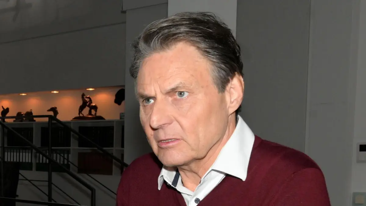 Jo Gerner (Wolfgang Bahro) erfährt, dass es seiner Tochter plötzlich schlecht geht.