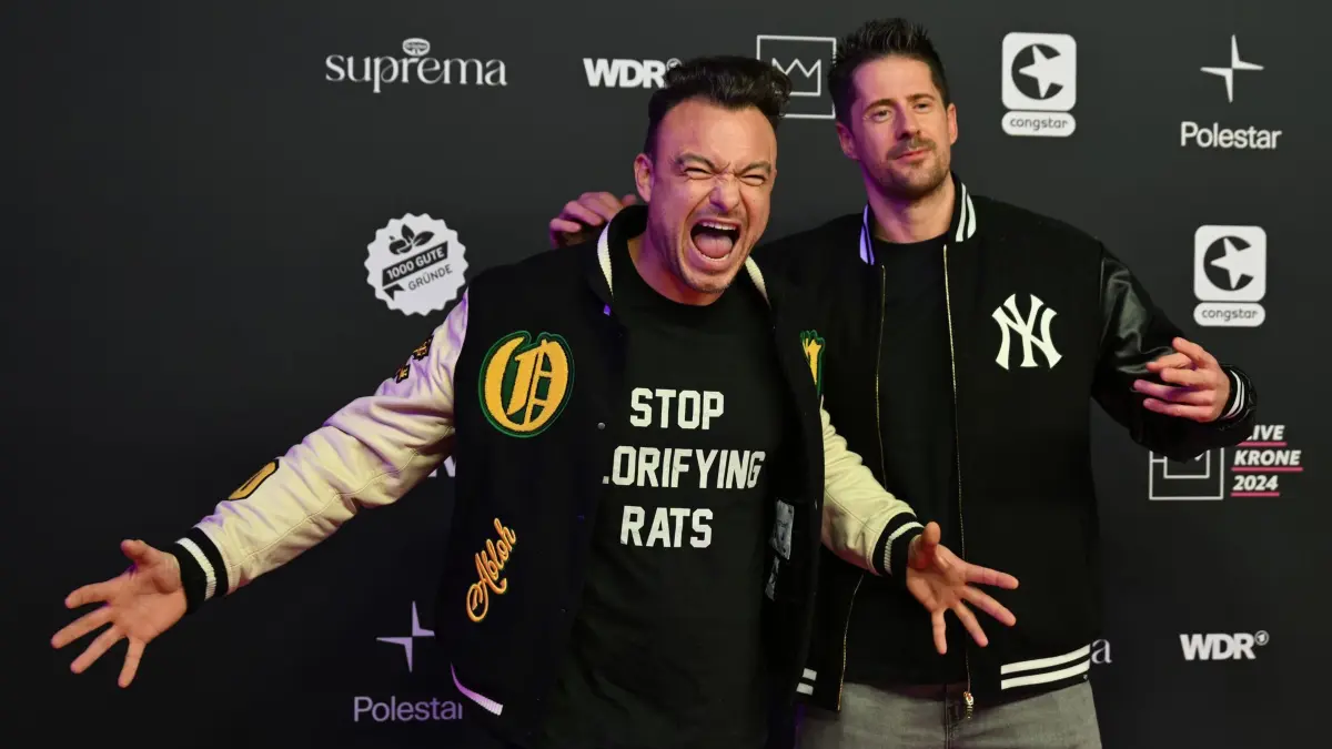 Preisverleihung „1Live Krone“: 05.12.2024, Nordrhein-Westfalen, Bielefeld: Die Band SDP aus Berlin trifft zur Verleihung des Musikpreises «1Live Krone» im Lokschuppen Bielefeld ein. Der Preis wird zum 25. Mal verliehen. Foto: David Inderlied/dpa +++ dpa-Bildfunk +++
