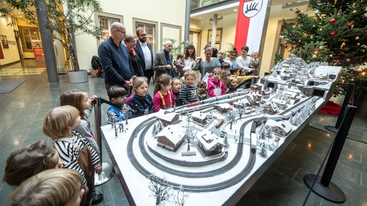 GP, Rathaus: Eröffnung der Märklin Eisenbahn im Rathaus mit rd. 30 Kindern der Kita Kunsthalle