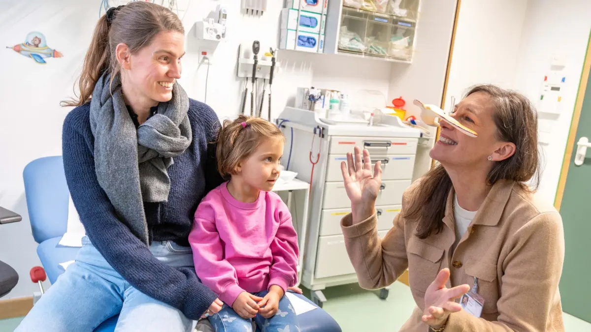 Der Schwebevogel funktioniert auch auf der Nase von Christine Michler, sie arbeitet im Pädiatrischen Inflammationszentrum Tübingen. Der dreijährigen Yuna Fee, die bei ihrer Mutter Sarah Benkler sitzt, gefällt das.