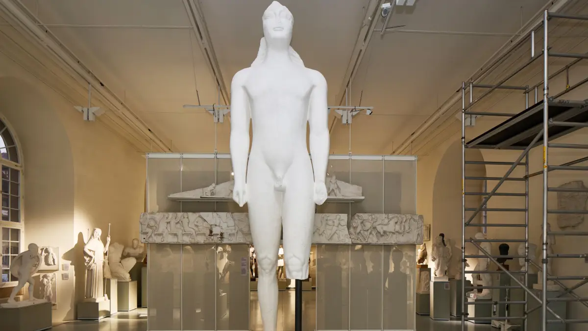 Im Original aus Marmor, im Tübinger Museum aus Gips: Der fast fünf Meter hohe Kouros von Samos.