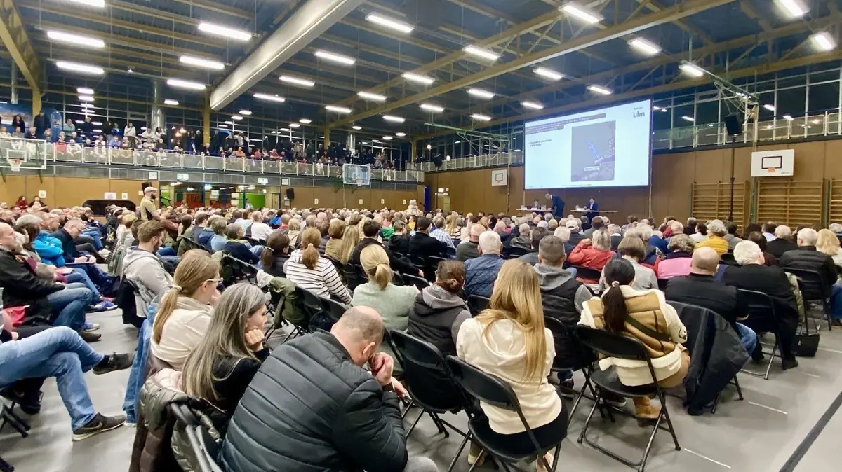 800 Menschen waren bei der Bürgerinformationsveranstaltung in Wiblingen, als es um die Standort-Suche für Flüchtlingscontainer ging.
