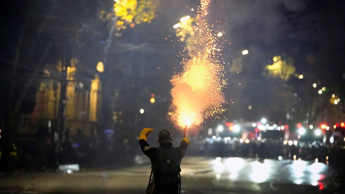 Politik in Georgien: 07.12.2024, Georgien, Tiflis: Ein Demonstrant zündet Feuerwerkskörper während einer Demonstration gegen die Entscheidung der Regierung, die Verhandlungen über den Beitritt zur Europäischen Union auszusetzen, in Tiflis, Georgien, am frühen Samstag. Foto: Pavel Bednyakov/AP/dpa +++ dpa-Bildfunk +++