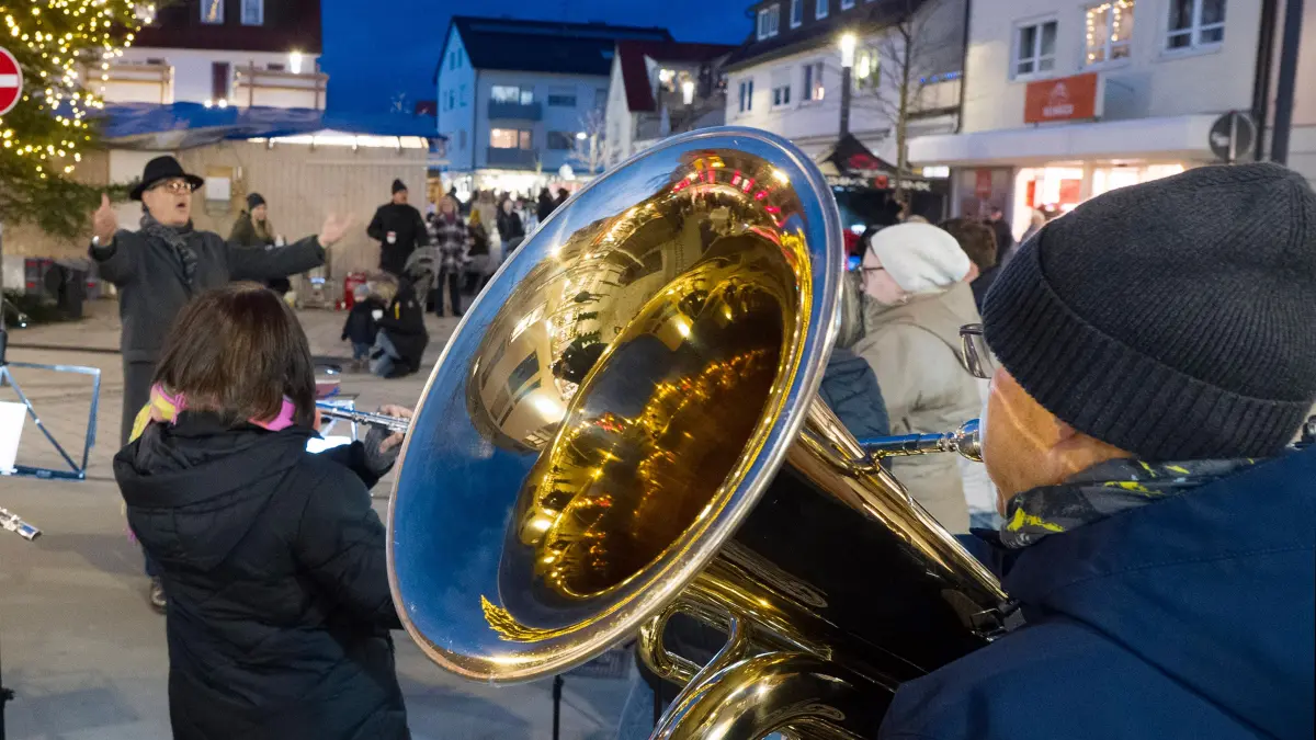 Mössingen.
Macht hoch die Tür, die Tor macht weit. Damit lädt der Musikverein zum Bummeln auf dem Weihnachtsmarkt ein.
Aufnahme Klaus Franke 06.12.2024