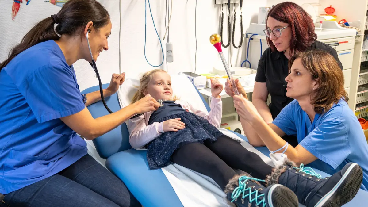 Eny Lou hat keine Angst mehr vor der Untersuchung. Die Ärztin Hana Isijanov (links) und Kinderkrankenschwester Simone Weiß (rechts im Bild) nehmen sich Zeit für die Siebenjährige. Mit dabei: Eny Lous Mutter Desiree Knebel.