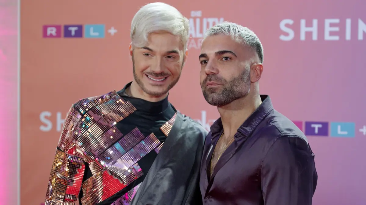 RTL+ verleiht erstmals die „Reality Awards“: 07.12.2024, Nordrhein-Westfalen, Köln: Die Reality Stars Sam Dylan (l) und Rafi Rachek (r) kommen zur Verleihung der RTL+ "Reality Awards". Foto: Henning Kaiser/dpa +++ dpa-Bildfunk +++
