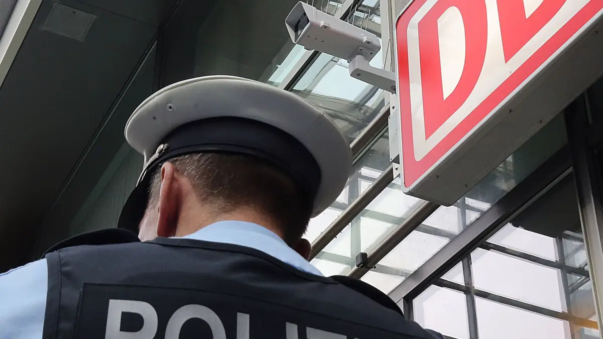 CDU will Gesichtserkennung mit KI an Bahnhöfen einführen: ARCHIV - 24.08.2017, Berlin: Ein Bundespolizist steht im Bahnhof Südkreuz unter einer Kamera für die Gesichtserkennung. Bundesregierung und Bahn wollen die Überwachung an Bahnhöfen ausweiten. (zu dpa: «CDU will Gesichtserkennung mit KI an Bahnhöfen einführen») Foto: Wolfgang Kumm/dpa +++ dpa-Bildfunk +++