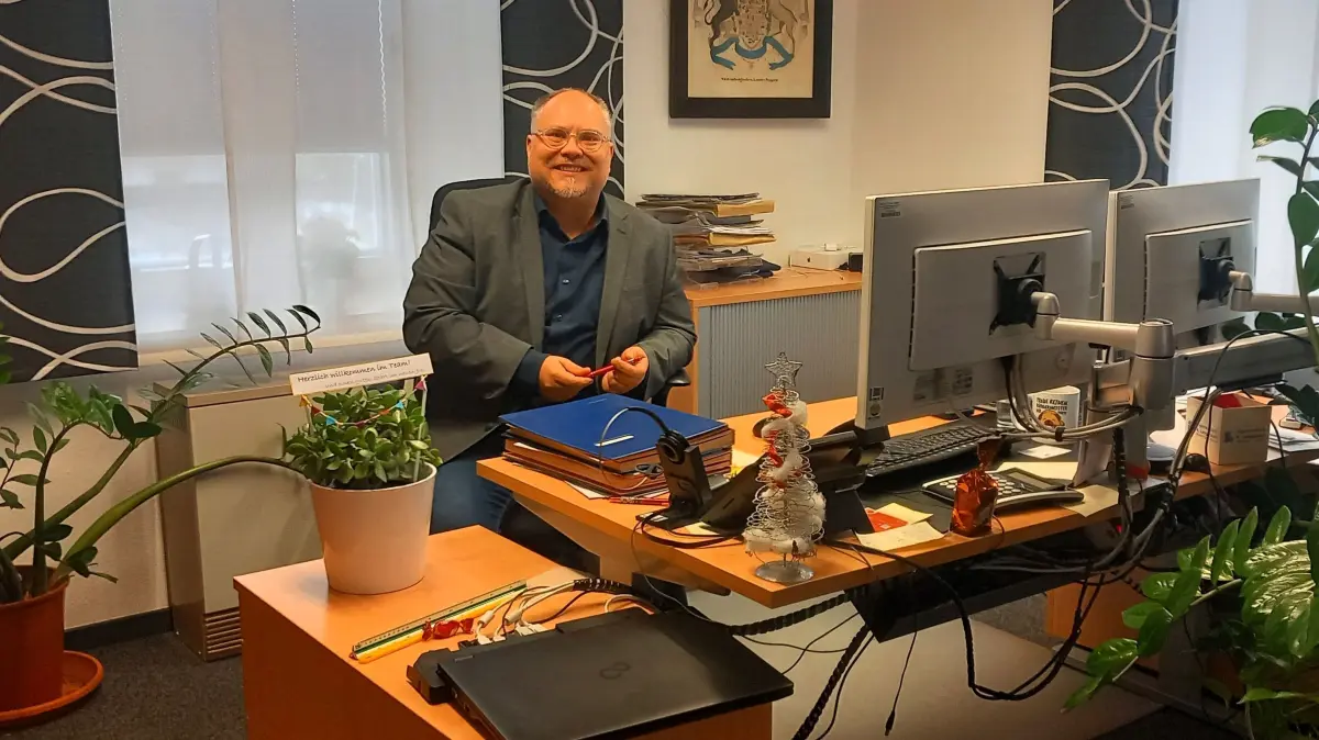 Manuel Maier ist am Montag, 9. Dezember, bereits seit 100 Tagen im Amt als Bürgermeister in Pfronstetten.