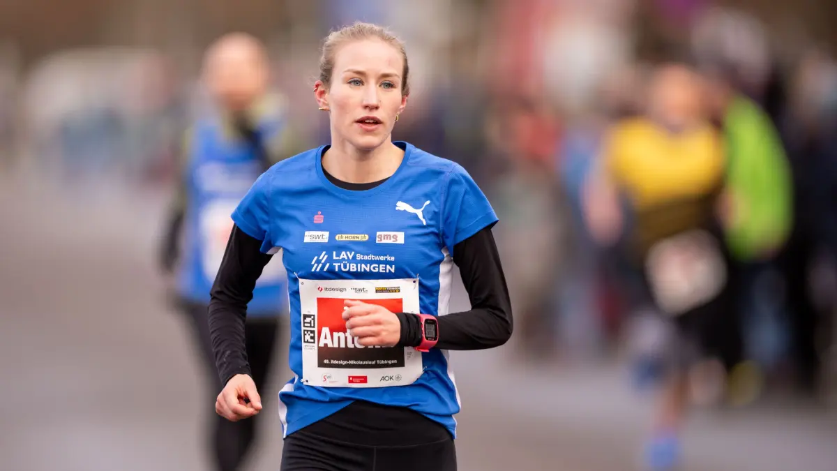 itdesign Nikolauslauf Tuebingen, Laufwettbewerb, 49. Auflage, Halbmarathon, Jahr 2024, 08.12.2024,: Antonia Schiel, (LAV Stadtwerke Tuebingen, #146), die 2. Plazierte, bei den Frauen,
itdesign Nikolauslauf Tuebingen, Laufwettbewerb, 49. Auflage, Halbmarathon, Jahr 2024, 08.12.2024,
Eibner-Pressefoto/Andreas Ulmer
